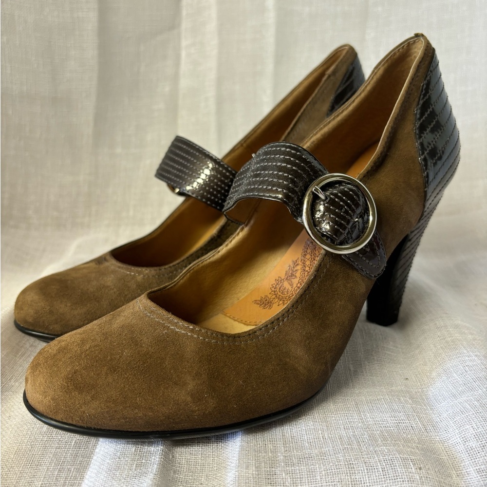 NWOB Sofft SZ 8.5 Brown & Black Heels with Buckle Detail